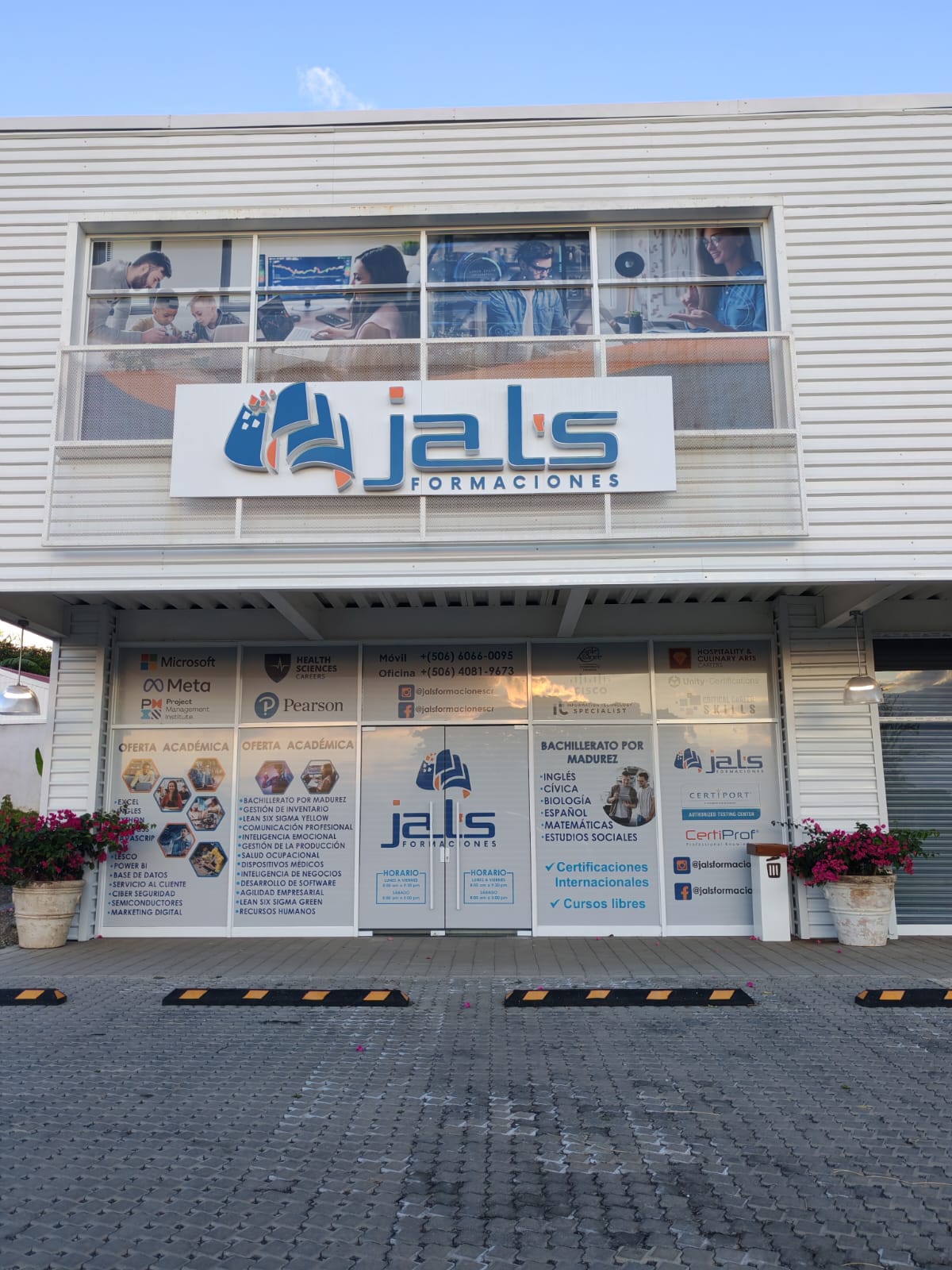 Fachada de la sede principal de Jals Formaciones CR en Plaza Redentorista